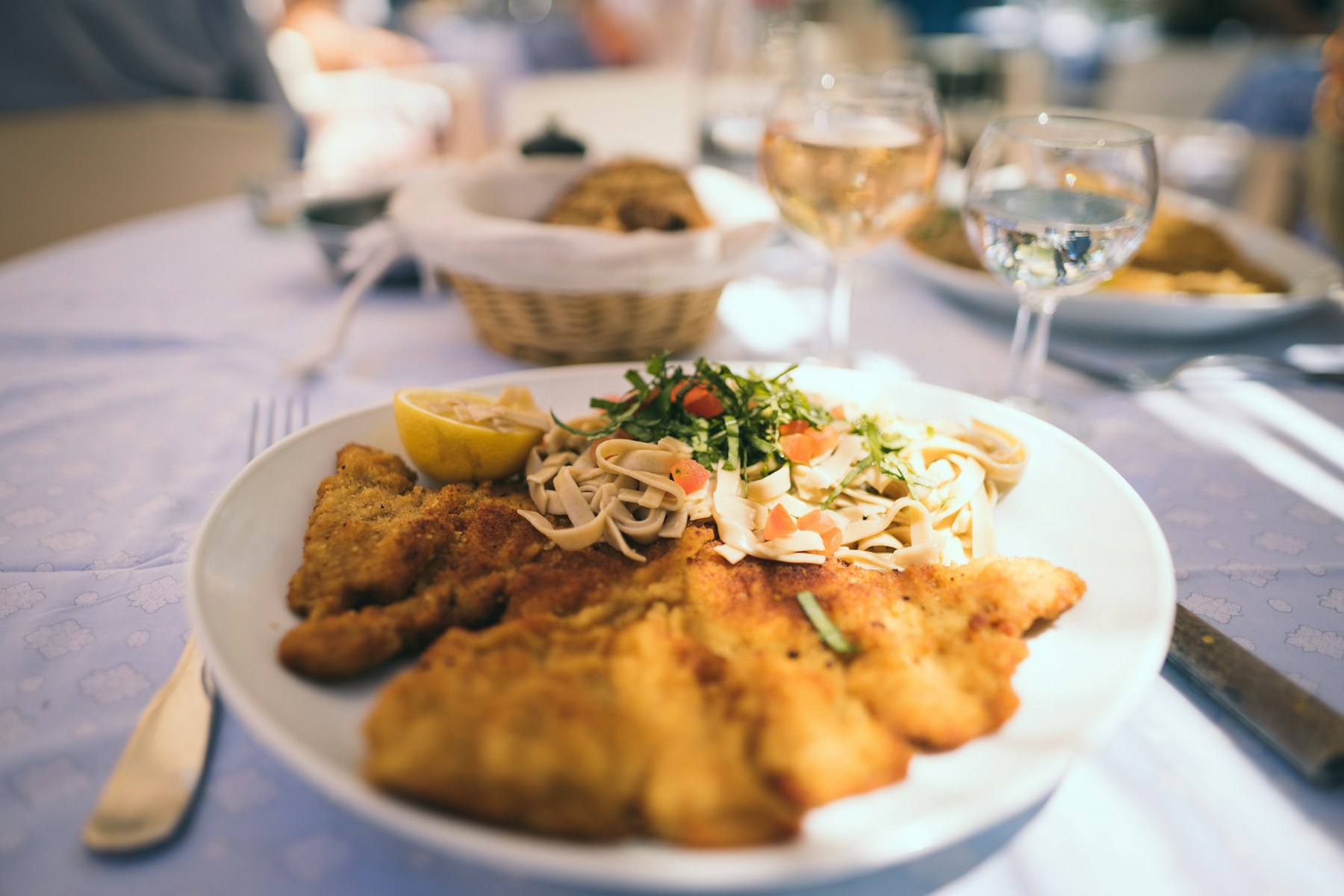 Serviertes Schnitzel als Beispielaufnahme